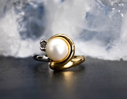 Золотое кольцо с жемчугом и природным бриллиантом