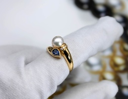 Золотое кольцо с жемчугом, сапфиром и природными бриллиантами