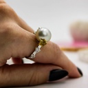 Золотое кольцо  с жемчугом, белыми и желтыми природными бриллиантами