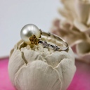 Золотое кольцо  с жемчугом, белыми и желтыми природными бриллиантами
